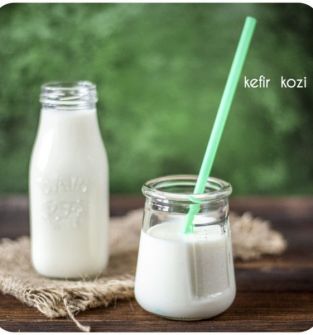 Naturalny kefir kozi wytworzony z ekologicznego mleka. Kozie mleko ekologiczne.
