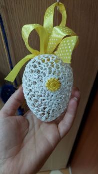 Wielkanocne jaja szydełkowe - białe z żółtymi dodatkami i stokrotką