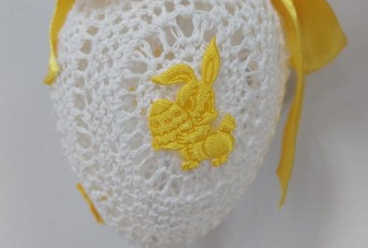 Wielkanocne jaja szydełkowe - białe z żółtymi dodatkami