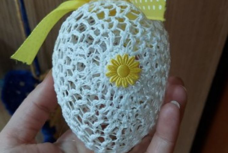 Wielkanocne jaja szydełkowe - białe z żółtymi dodatkami i stokrotką