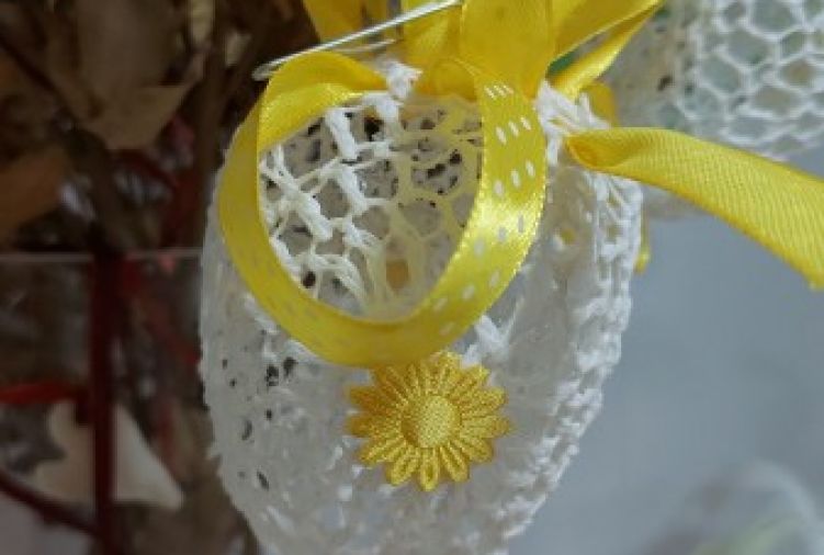 Wielkanocne jaja szydełkowe - białe z żółtymi ozdobami