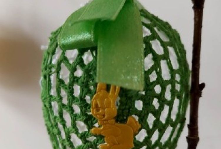 Wielkanocne jajo szydełkowe zielone z zajączkiem
